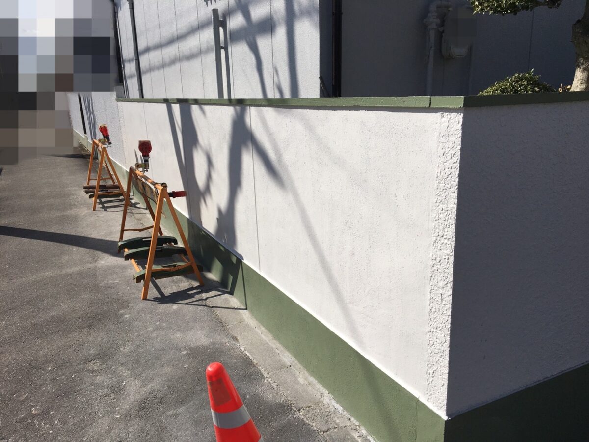 春日井市で塀の補修作業