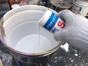 恵那市、上塗り塗料缶に防カビ剤投入