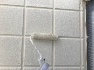 防カビ剤を入れて上塗り塗装
