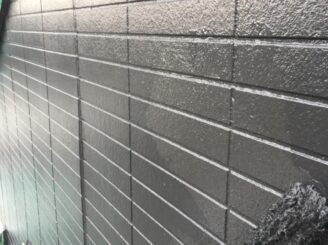 土岐市でタイル部分の外壁の塗り替え 外壁上塗り塗装