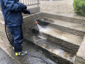 中津川市、階段の高圧水洗浄