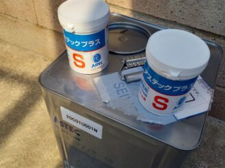 多治見市で外壁塗装軒天張替え工事 外壁上塗りに防カビ材投入