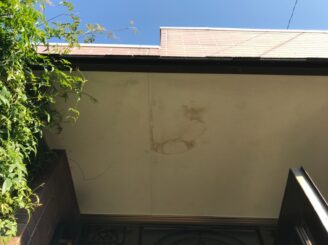 春日井市で屋根外壁塗り替え塗装 前 軒天井