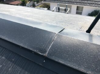 多治見で屋根外壁の塗り替え塗装 屋根の棟板金に隙間が見られます