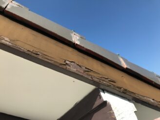 春日井市で屋根外壁塗り替え塗装 前 破風板の捲れ