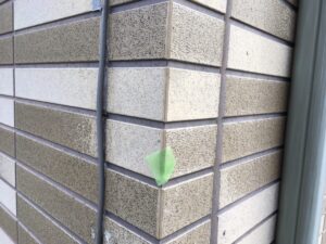 中津川市で外壁塗装を行う前の現場調査を行っています。