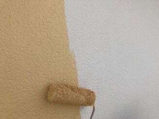 多治見市で外壁塗装 外壁の中塗り塗装