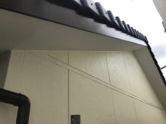 春日井市で外壁の塗り替え塗装　外壁塗装　付帯部塗装　樋　シャッターBOX　破風　軒天塗装　小庇塗装