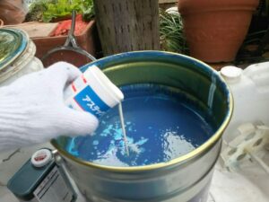 中津川市、外壁の上塗り缶に防カビ剤投入
