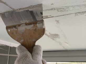 多治見で屋根外壁塗装　玄関上天井塗り替え