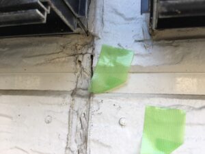 恵那市、窓下のコーキングの劣化