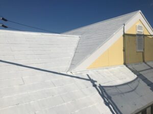 中津川市、スレート屋根の下塗り2回目完了
