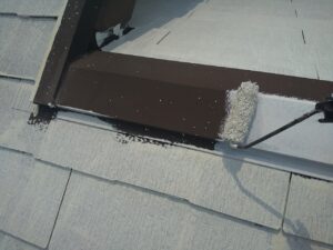 瑞浪市、屋根の棟板金の下塗り塗装