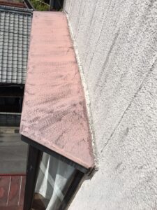恵那市、小庇の天板のコーキングの劣化