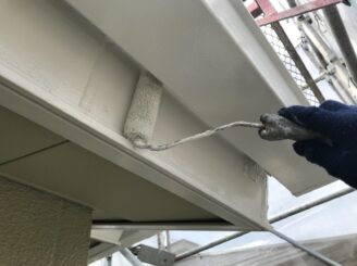 多治見市で屋根外壁塗装 鼻隠しの塗装 樋の後ろ