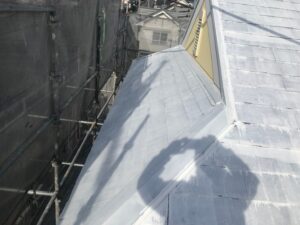 中津川市、スレート屋根の下塗り1回目