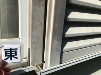 多見市で屋根外壁塗装 現調時 下見 家の状態 外壁の状態 塗り替え前 カビ コケ かび 苔 亀裂 ひび割れ 色褪せ 色落ち 色おち 黒い汚れ 雨戸