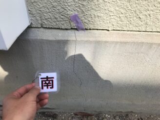 多見市で屋根外壁塗装 現調時 下見 家の状態 外壁の状態 塗り替え前 カビ コケ かび 苔 亀裂 ひび割れ 色褪せ 色落ち 色おち 黒い汚れ 基礎亀裂