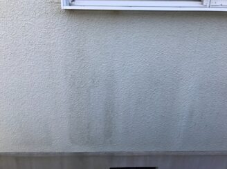 多見市で屋根外壁塗装 現調時 下見 家の状態 外壁の状態 塗り替え前 カビ コケ かび 苔 亀裂 ひび割れ 色褪せ 色落ち 色おち 黒い汚れ