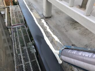 春日井市で屋根葺き替え工事　カバー工法　ベランダ防水工事　下処理　隙間コーキング