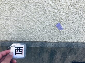 多見市で屋根外壁塗装 現調時 下見 家の状態 外壁の状態 塗り替え前 カビ コケ かび 苔 亀裂 ひび割れ 色褪せ 色落ち 色おち 黒い汚れ 雨戸