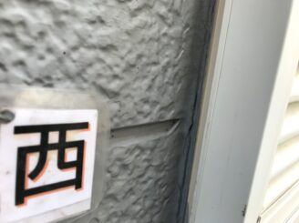 多治見市 瑞浪市で外壁塗装 ベランダ防水工事 シリコン塗装 目地亀裂 塗り替え前 外壁に亀裂