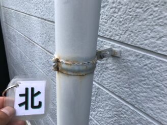 多治見市 瑞浪市で外壁塗装 ベランダ防水工事 シリコン塗装 目地亀裂 塗り替え前 外壁に亀裂 雨樋つかみに錆