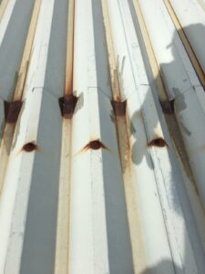 多治見市でガレージ屋根塗り替え塗装工事　車庫　駐車場　折半屋根　塗り替え塗装　錆　サビ
