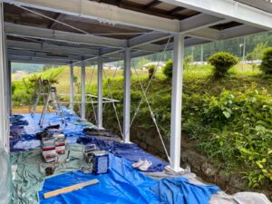 中津川市川上で車庫のH鋼を塗装しています。