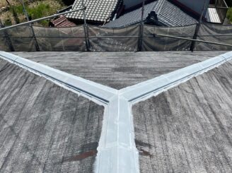 土岐市 瑞浪市 屋根外壁塗り替え塗装工事 屋根塗膜の剝がれ 色の退色 フッ素塗料 棟板金 屋根下塗り塗装 錆止め