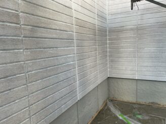 土岐市 瑞浪市で外壁塗装 現調時のお家の状態 施工前 塗り替え前 フッ素塗料で塗り替え 外壁に汚れ汚れ 亀裂 チョーキング現象 基礎亀裂 バイオ洗浄 高圧水洗浄 高圧洗浄 外壁下塗り塗装 軒天塗装