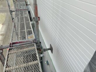 土岐市 瑞浪市で外壁塗装 現調時のお家の状態 施工前 塗り替え前 フッ素塗料で塗り替え 外壁に汚れ汚れ 亀裂 チョーキング現象 基礎亀裂 バイオ洗浄 高圧水洗浄 高圧洗浄 外壁下塗り塗装 軒天塗装