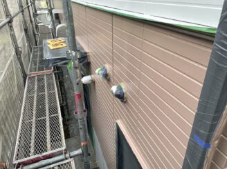土岐市 瑞浪市で外壁塗装 現調時のお家の状態 施工前 塗り替え前 フッ素塗料で塗り替え 外壁に汚れ汚れ 亀裂 チョーキング現象 基礎亀裂 バイオ洗浄 高圧水洗浄 高圧洗浄 外壁下塗り塗装 軒天塗装