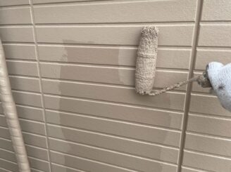 土岐市 瑞浪市で外壁塗装 現調時のお家の状態 施工前 塗り替え前 フッ素塗料で塗り替え 外壁に汚れ汚れ 亀裂 チョーキング現象 基礎亀裂 バイオ洗浄 高圧水洗浄 高圧洗浄 外壁下塗り塗装 軒天塗装