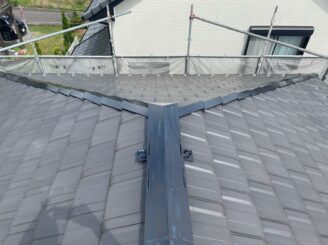 土岐市 瑞浪市で外壁塗装 現調時のお家の状態 施工前 塗り替え前 フッ素塗料で塗り替え 外壁に汚れ汚れ 亀裂 チョーキング現象 基礎亀裂 棟板金錆止め サビ バイオ洗浄 高圧水洗浄 高圧洗浄 外壁下塗り塗装 軒天塗装 樋塗装 塗り替え シャッターボックス塗り替え