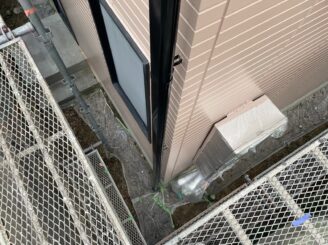 土岐市 瑞浪市で外壁塗装 現調時のお家の状態 施工前 塗り替え前 フッ素塗料で塗り替え 外壁に汚れ汚れ 亀裂 チョーキング現象 基礎亀裂 バイオ洗浄 高圧水洗浄 高圧洗浄 外壁下塗り塗装 軒天塗装 樋塗装 塗り替え
