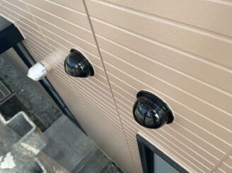 土岐市 瑞浪市で外壁塗装 現調時のお家の状態 施工前 塗り替え前 フッ素塗料で塗り替え 外壁に汚れ汚れ 亀裂 チョーキング現象 基礎亀裂 バイオ洗浄 高圧水洗浄 高圧洗浄 外壁下塗り塗装 軒天塗装