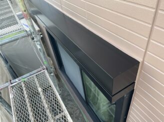 土岐市 瑞浪市で外壁塗装 現調時のお家の状態 施工前 塗り替え前 フッ素塗料で塗り替え 外壁に汚れ汚れ 亀裂 チョーキング現象 基礎亀裂 バイオ洗浄 高圧水洗浄 高圧洗浄 外壁下塗り塗装 軒天塗装 樋塗装 塗り替え シャッターボックス塗り替え