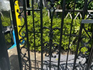土岐市 瑞浪市で外壁塗装 現調時のお家の状態 施工前 塗り替え前 フッ素塗料で塗り替え 外壁に汚れ汚れ 亀裂 チョーキング現象 基礎亀裂 バイオ洗浄 高圧水洗浄 高圧洗浄 外壁下塗り塗装 軒天塗装 樋塗装 塗り替え シャッターボックス塗り替え 基礎塗装 門扉塗り替え