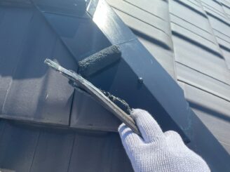 土岐市 瑞浪市で外壁塗装 現調時のお家の状態 施工前 塗り替え前 フッ素塗料で塗り替え 外壁に汚れ汚れ 亀裂 チョーキング現象 基礎亀裂 棟板金錆止め サビ バイオ洗浄 高圧水洗浄 高圧洗浄 外壁下塗り塗装 軒天塗装 樋塗装 塗り替え シャッターボックス塗り替え