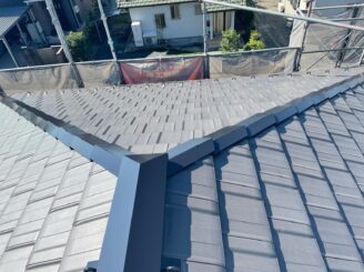 土岐市 瑞浪市で外壁塗装 現調時のお家の状態 施工前 塗り替え前 フッ素塗料で塗り替え 外壁に汚れ汚れ 亀裂 チョーキング現象 基礎亀裂 棟板金錆止め サビ バイオ洗浄 高圧水洗浄 高圧洗浄 外壁下塗り塗装 軒天塗装 樋塗装 塗り替え シャッターボックス塗り替え