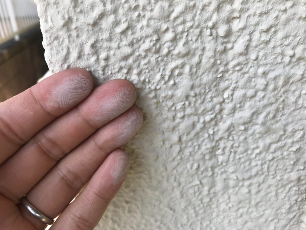 多治見市で外壁塗装工事　外壁塗り替え工事　現調　現地調査　手に粉　チョーキング現象　塗膜剥離