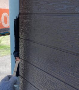 恵那市岩村町、雨樋上塗り１回目施工中