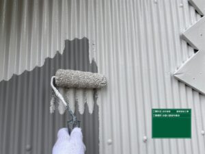中津川市駒場、屋根の中塗り塗装