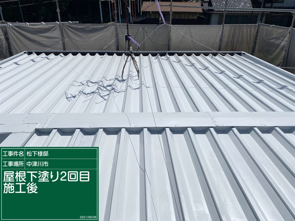 中津川市手賀野、折半屋根の下塗り2回目完了