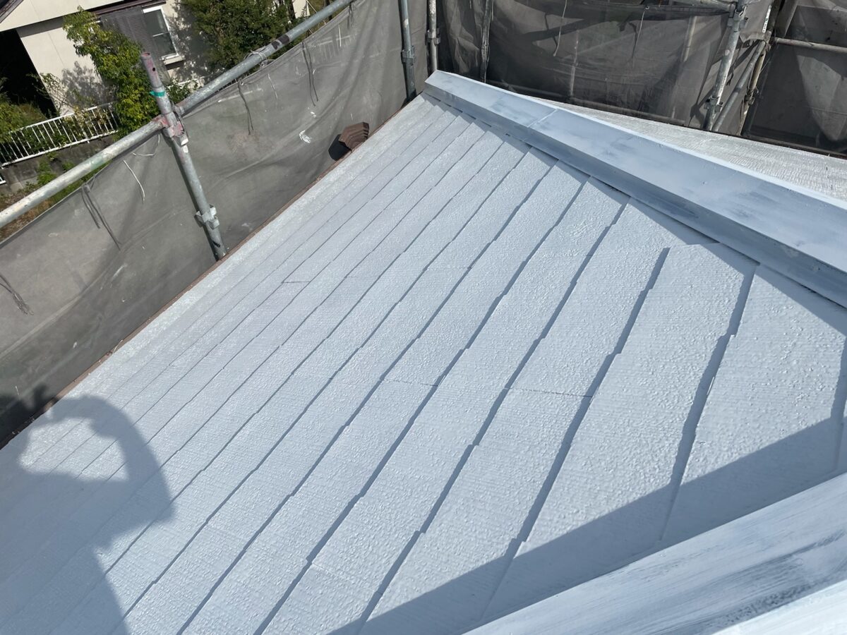 多治見市で屋根外壁塗装　塗り替え塗装　隙間コーキング　棟板金　屋根塗装　シリコン塗料　シリコン塗装　屋根下塗り塗装2回目