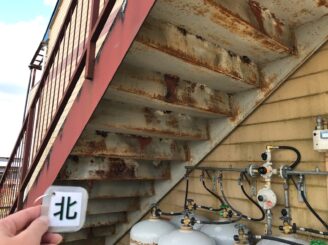 多治見市 アパート 屋根外壁塗り替え塗装 カビの発生 錆の発生 色の退色 変色 色落ち 塗装剥げ ひび割れ 見積り無料 地域密着 チョーキング現象 手 指 粉が付く 色が付く 外階段
