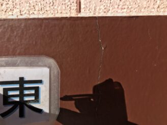 可児市 屋根カバー 外壁塗り替え塗装 Tルーフ スレート瓦 ボロボロ 塗膜剝離 色落ち 葺き替え 防水シート 屋根工事 多治見市 日成ホーム プロタイムズ多治見店 見積り無料 工事前 かび カビ 苔の発生 黒カビ 幕板 ひび割れ