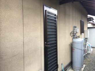 瑞浪市 外壁塗装 塗り替え工事 軒天井剝がれ 勝手口 ひび割れ 目地 色の退色 変色 色落ち 木 木部 格子 シリコン塗料 見積り無料 地域密着 地元 市内の業者 現場調査 劣化診断 雨染み 雨垂れ カビ 苔 コケ