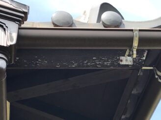 春日井市 外壁塗装 屋根塗装 玄関上 カビ 苔 色の退色 変色 塗り替え 手に粉 チョーキング現象 防水機能低下 雨戸 塗膜剥離 縁台 木部腐食 ボソボソ 鼻隠し塗膜剥離